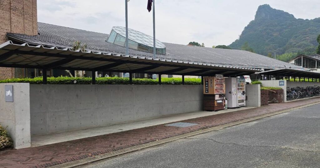 武雄市図書館 バイク駐輪場